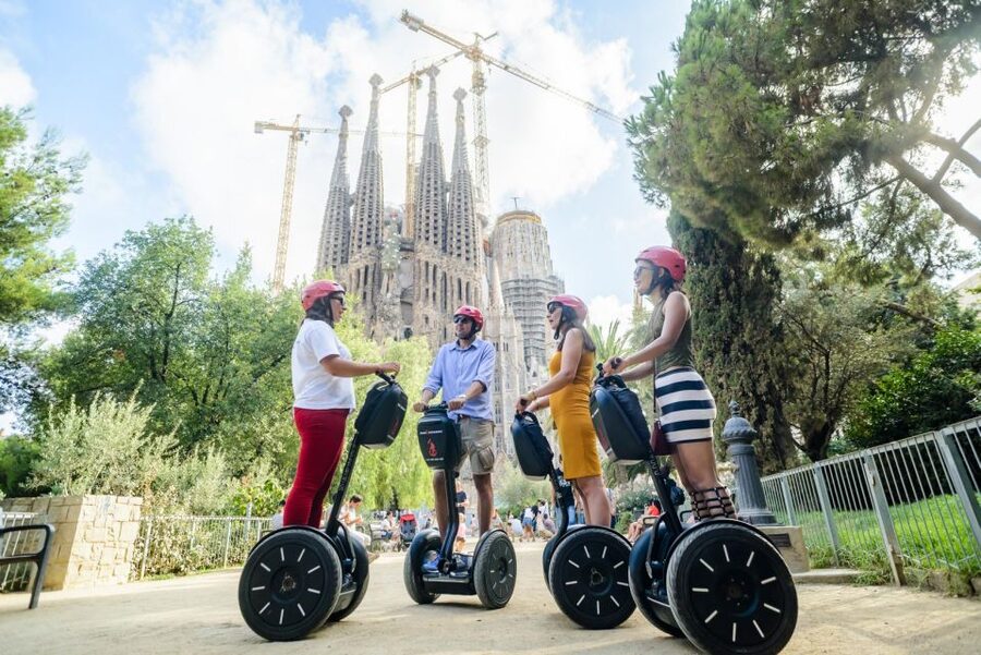 Barcelona: 2,5hr Art of Gaudí Segway Tour - Arc de Triomf and the Eixample grid