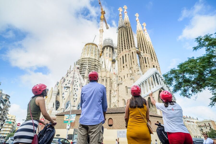 Barcelona: 2,5hr Art of Gaudí Segway Tour - Sagrada Familia in a five-minute stop