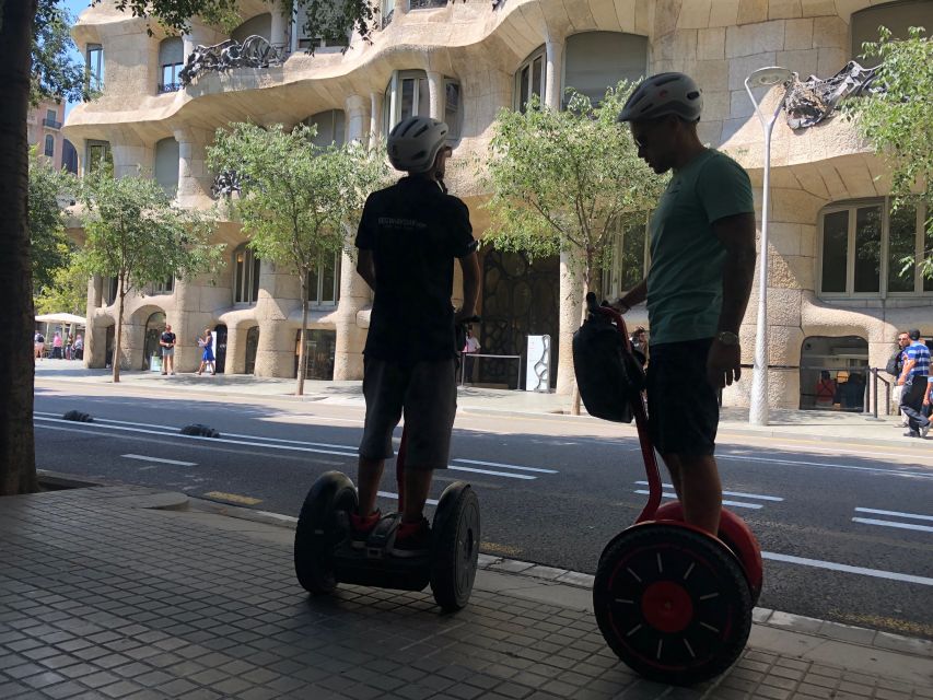 Barcelona: Gaudí Sightseeing Guided Segway Tour - Guides, languages, and the small-group feel