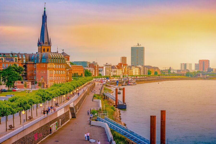 Düsseldorf: Classic City Segway Tour - Across the Rheinkniebrücke to the Rhine meadows