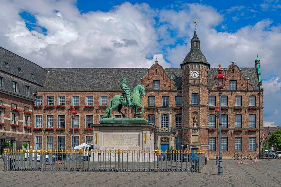 Düsseldorf: Classic City Segway Tour - Through the old town, Düsseldorf’s long bar