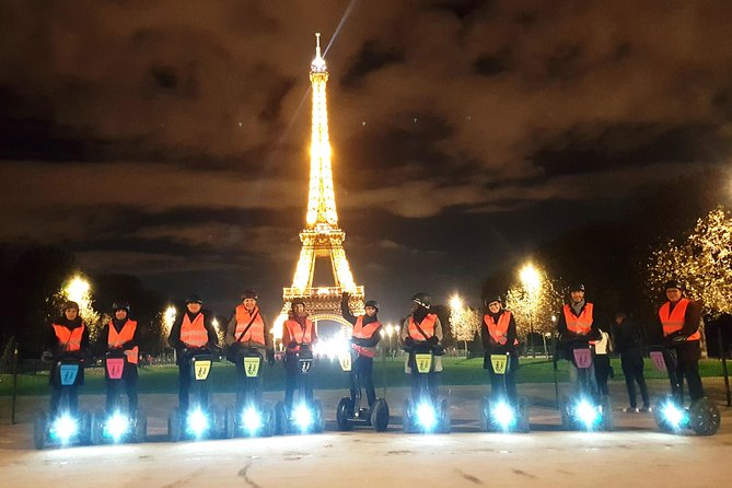 Segway by night ! Illuminated Paris - Getting comfortable at Place de Fontenoy